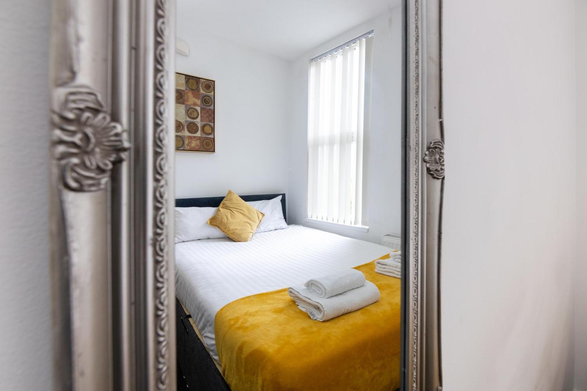 Spacious Apartment Close To City Centre With Free Secure Parking Λιντς Εξωτερικό φωτογραφία