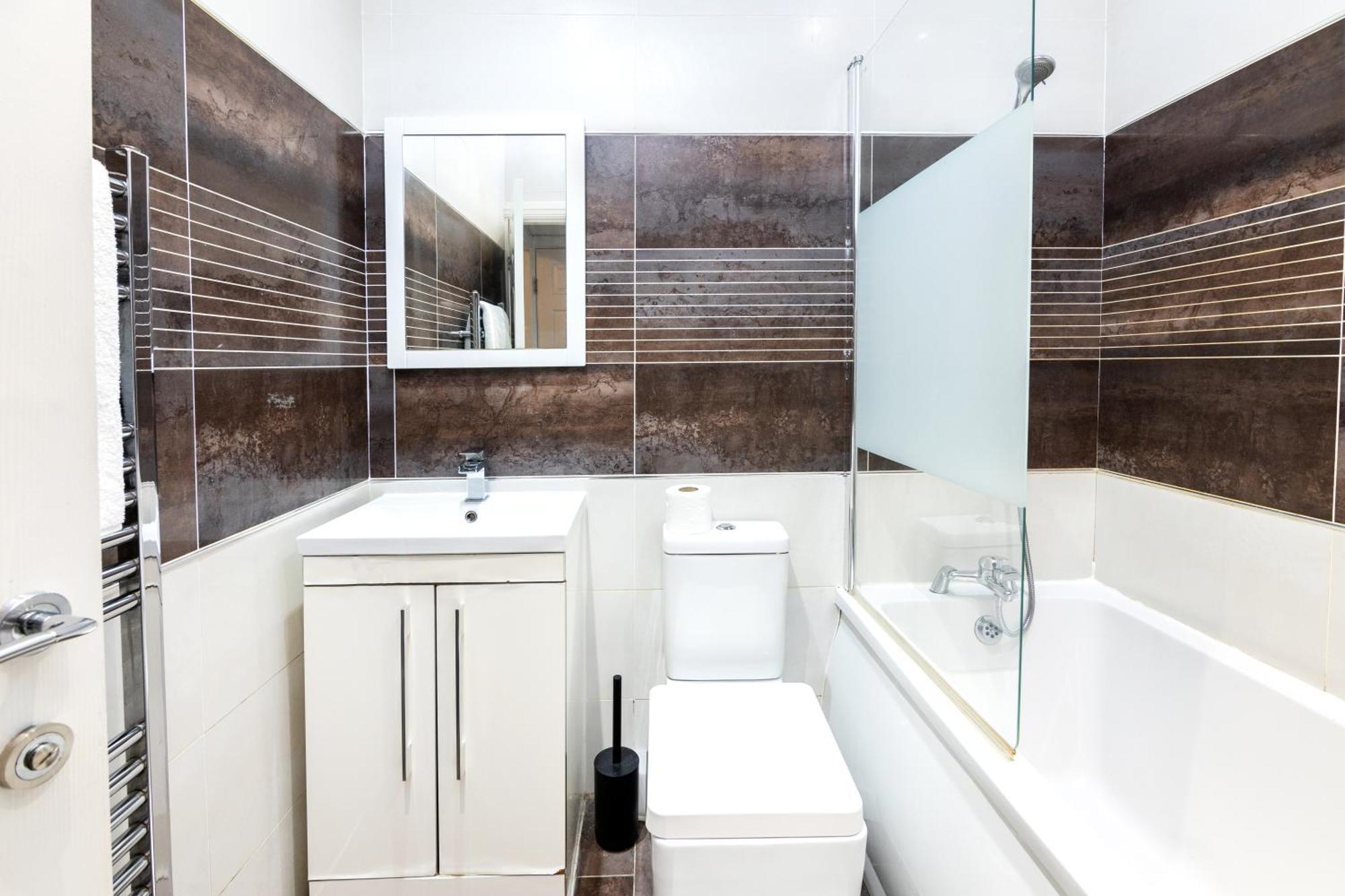 Spacious Apartment Close To City Centre With Free Secure Parking Λιντς Εξωτερικό φωτογραφία